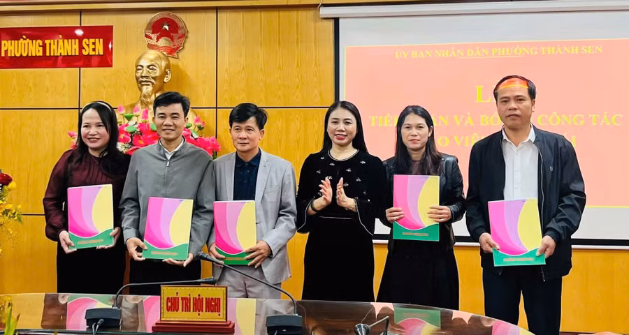 trao-quyen-quan-ly-giao-duc-3.jpg