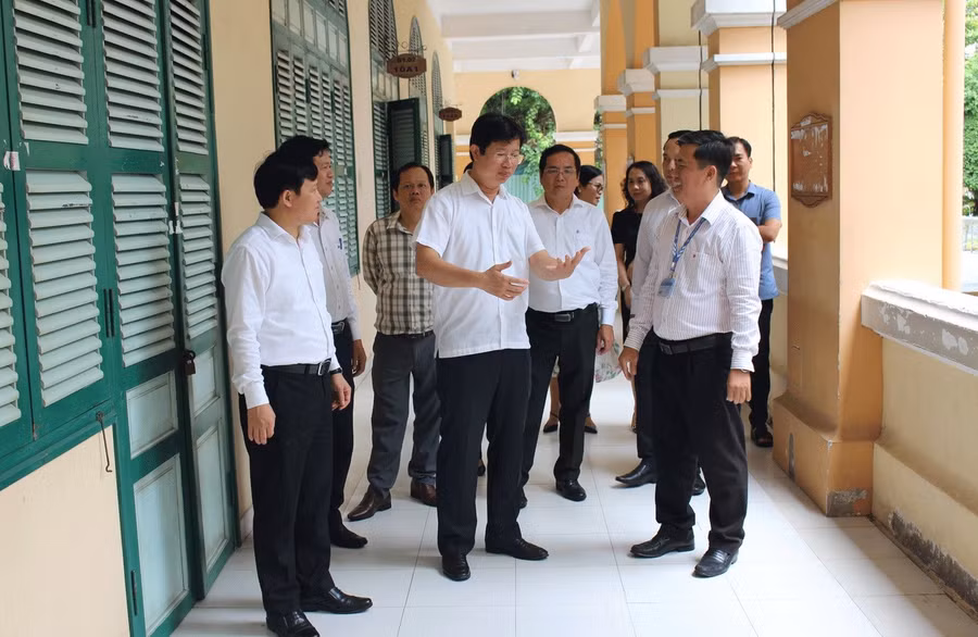 Lãnh đạo tỉnh và Sở GD&ĐT tỉnh Đồng Tháp kiểm tra thực tế các cơ sở giáo dục. Ảnh: Quốc Nguyên