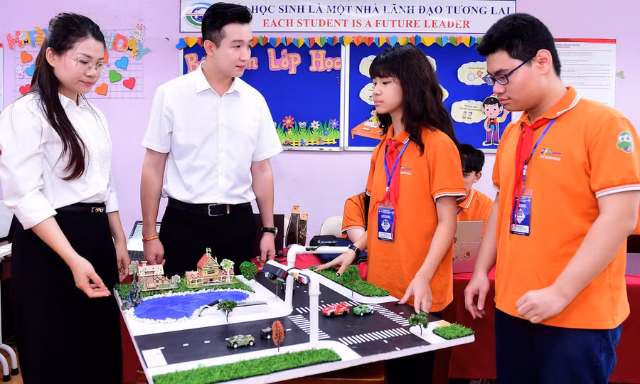 Học sinh Trường Tiểu học & THCS FPT Cầu Giấy giới thiệu về sản phẩm “Giao thông xanh với AI”. Ảnh: NTCC