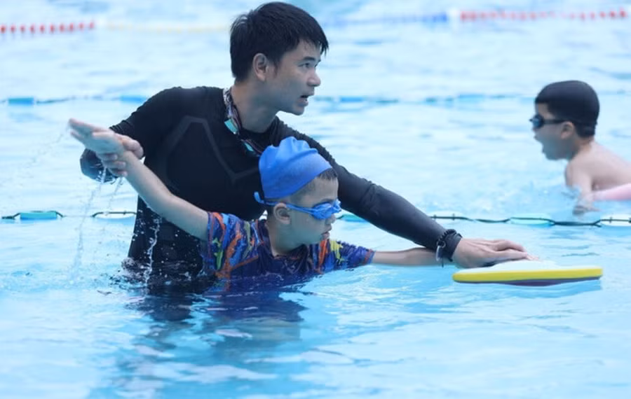 Dạy kỹ năng bơi cho trẻ em để phòng tránh tai nạn đuối nước. Ảnh: Anh Tuấn 