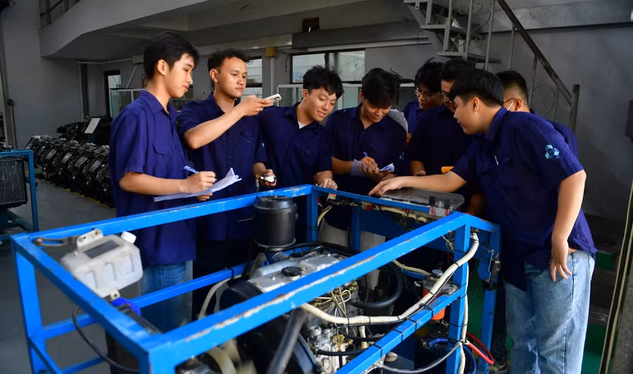 Sinh viên Trường Đại học Bách khoa, Đại học Quốc gia TPHCM thực hành tại xưởng ô tô. Ảnh: Quỳnh Danh