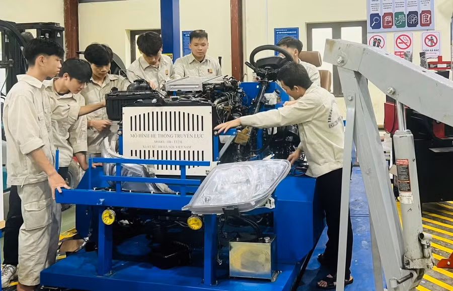 Giờ học Công nghệ ô tô với thiết bị hiện đại tại Trường Cao đẳng Lào Cai.
