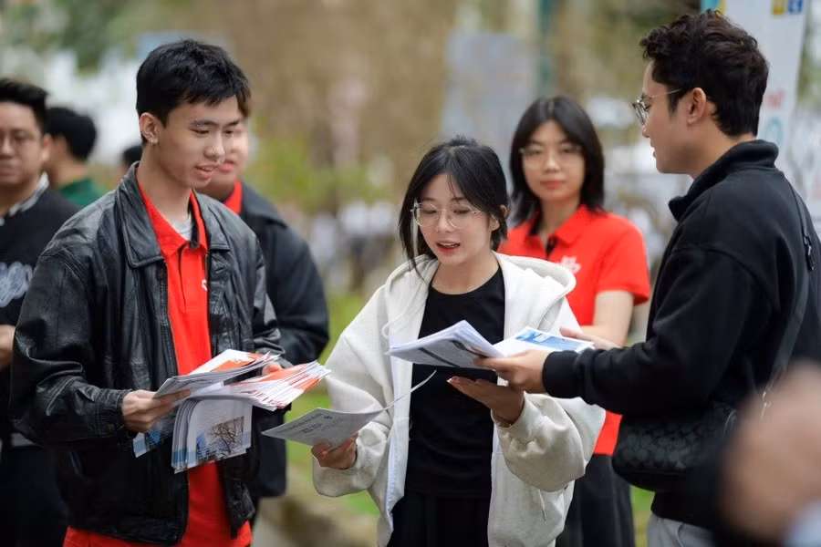 Thí sinh tham dự Ngày hội tư vấn tuyển sinh - hướng nghiệp 2025 tại Đại học Bách khoa Hà Nội. Ảnh: ITN