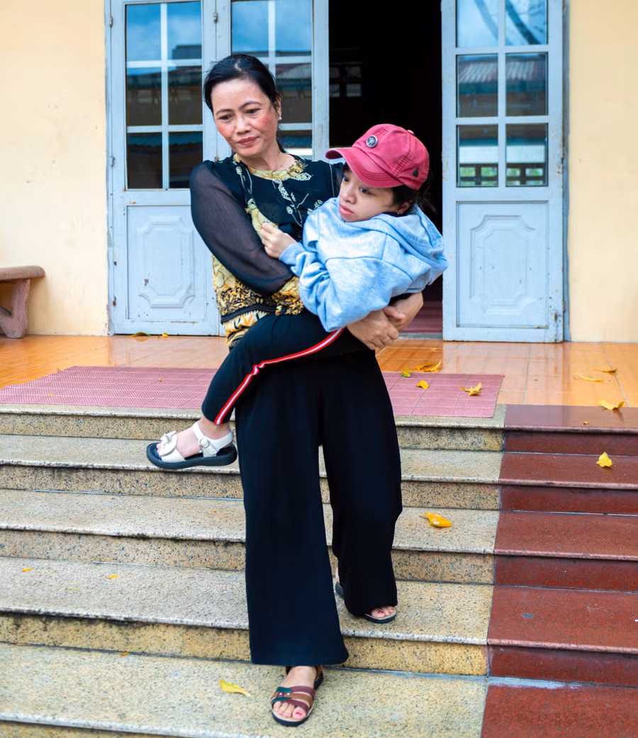 nu-sinh-xuong-thuy-tinh-den-truong-bang-doi-chan-cua-me-4.jpg