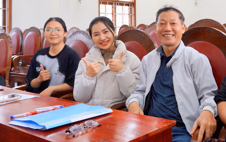 Ông Trần Gia Tín cùng các bạn học ở Trường Cao đẳng Kỹ thuật Công nghệ Quy Nhơn.