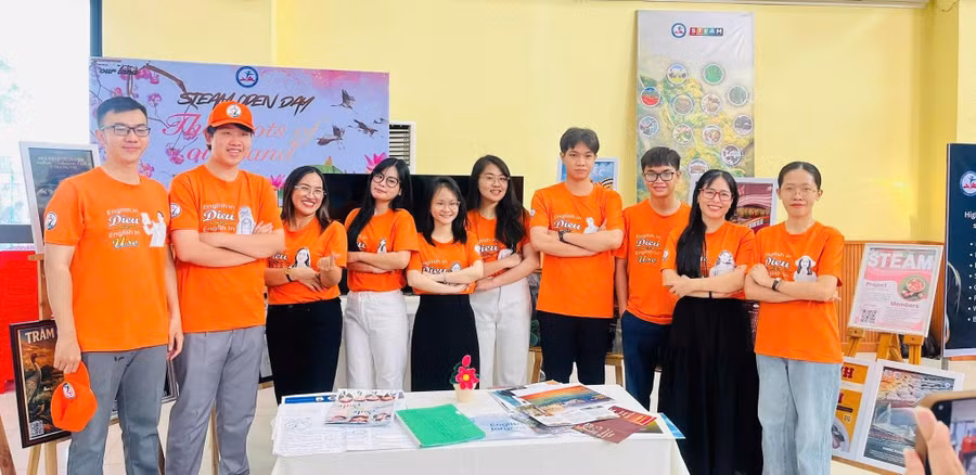 Học sinh Trường THPT chuyên Nguyễn Quang Diêu hào hứng tại Ngày hội STEAM môn Tiếng Anh với chủ đề “Roots of Our Land”. Ảnh: NVCC