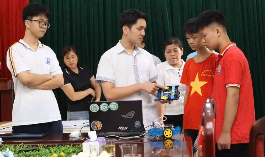 Học sinh xã Tri Lễ (Lạng Sơn) tham gia học và nghiên cứu Robot. Ảnh: NVCC