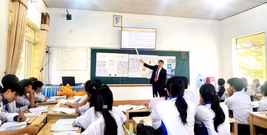 Thầy trò Trường THPT Đắk Mil (Lâm Đồng) ôn thi tốt nghiệp THPT 2025. Ảnh: NT