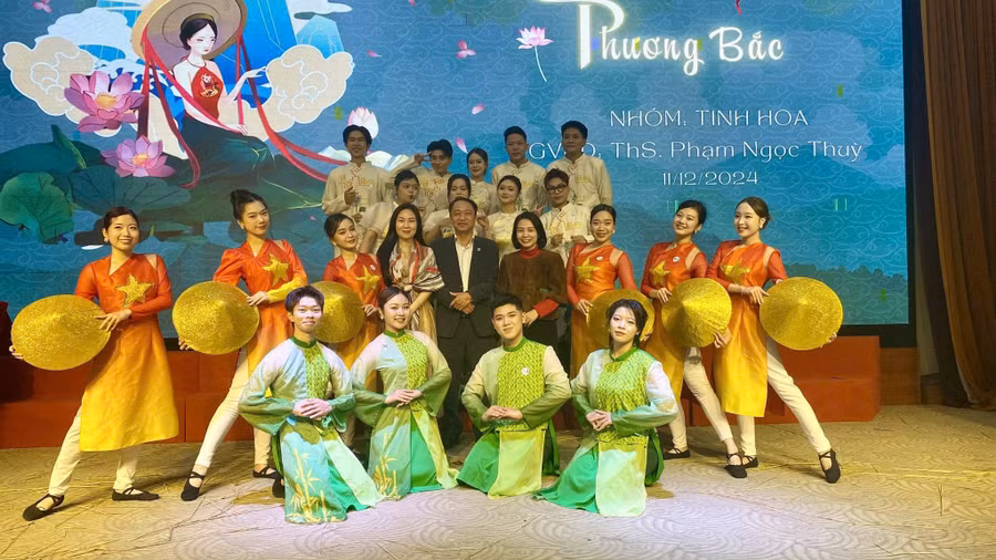 TS Hoàng Công Dụng trong một hoạt động nghệ thuật của Trường Đại học Sư phạm Nghệ thuật Trung ương. Ảnh: NVCC