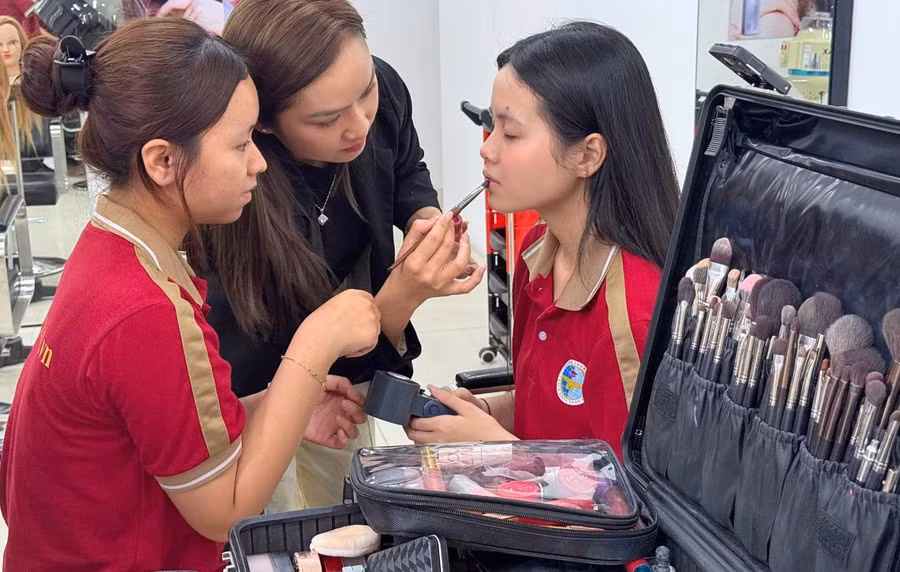 Một buổi học thực hành tại Trường Trung cấp Bách khoa Toàn Cầu.