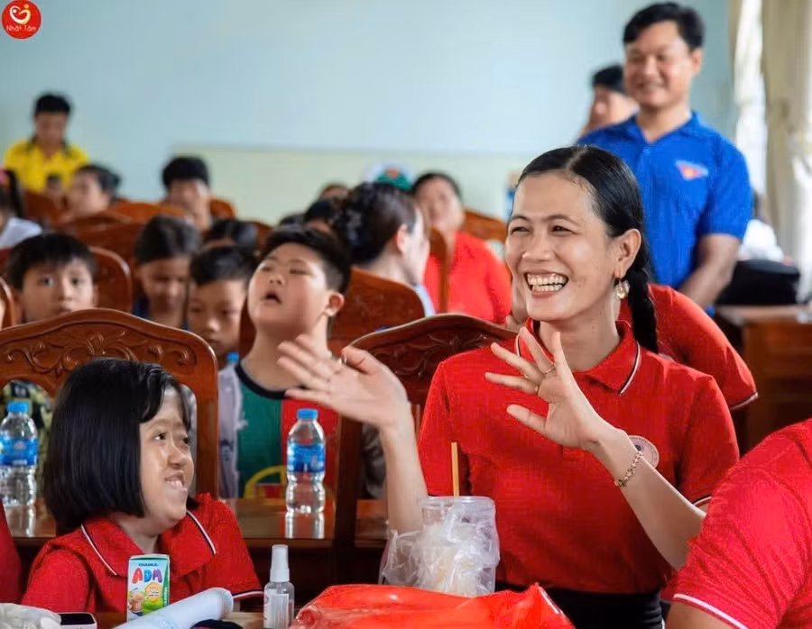 co-giao-khuyet-tat-va-hanh-trinh-lan-toa-yeu-thuong-1.jpg