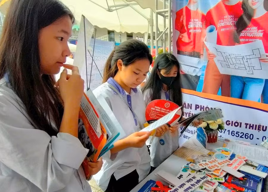Công tác tư vấn hướng nghiệp cho học sinh sau tốt nghiệp THCS được nhiều cơ sở GDNN chú trọng triển khai. Ảnh: NTCC