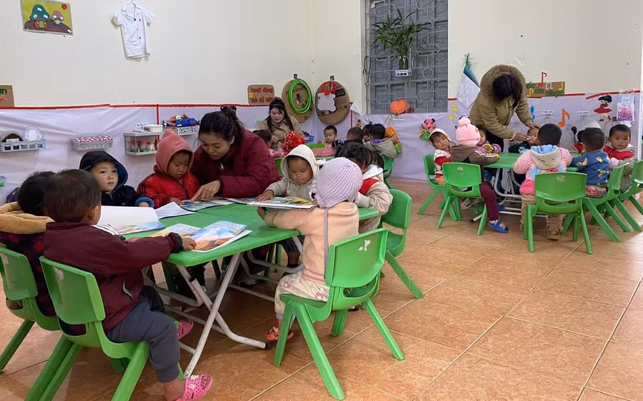 Học sinh vùng cao Dào San được nhắc nhở mặc đủ ấm khi đến trường mùa rét.