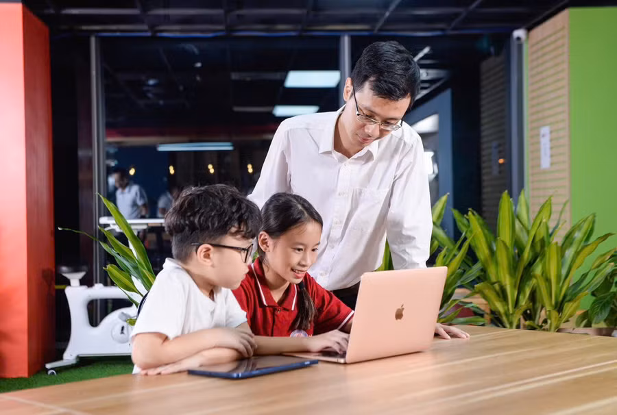 Đồng hành cùng con trong sử dụng Internet cũng là cách dạy trẻ tránh xa các mối nguy hiểm trên không gian ảo. Ảnh: VNPT.