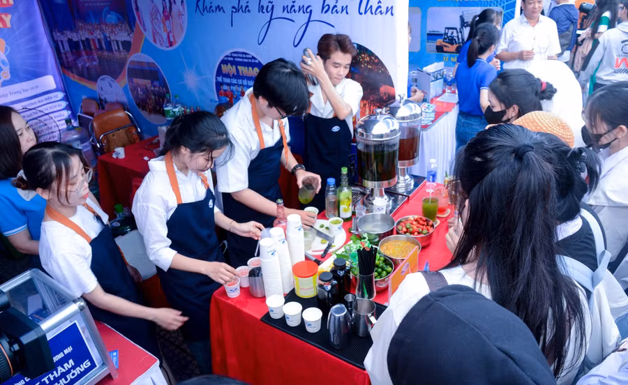 Sinh viên Trường Cao đẳng Thương mại trình diễn kỹ năng pha chế đồ uống tại Ngày hội hướng nghiệp - việc làm năm 2025 do UBND quận Hải Châu (Đà Nẵng) tổ chức. Ảnh: PV