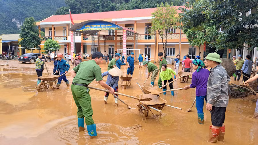 Lực lượng chức năng, người dân phối hợp hỗ trợ dọn dẹp Trường Phổ thông dân tộc bán trú THCS Xuân Trường (Cao Bằng). 