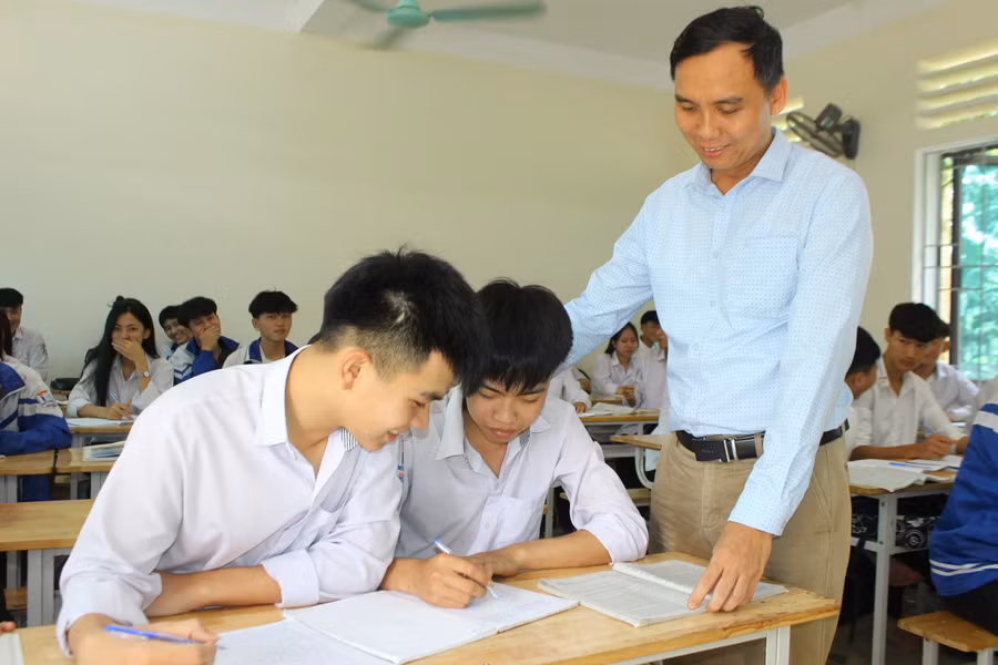 Giáo viên Trường THPT Cao Thắng (Hà Tĩnh) ôn tập cho học sinh 12. Ảnh: Hồ Phương
