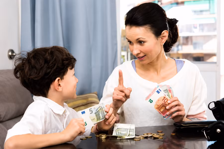 Bên cạnh ý nghĩa giáo dục, những khoản chi được ghi lại đôi khi cũng tạo áp lực đối với con trẻ. Ảnh: ITN.