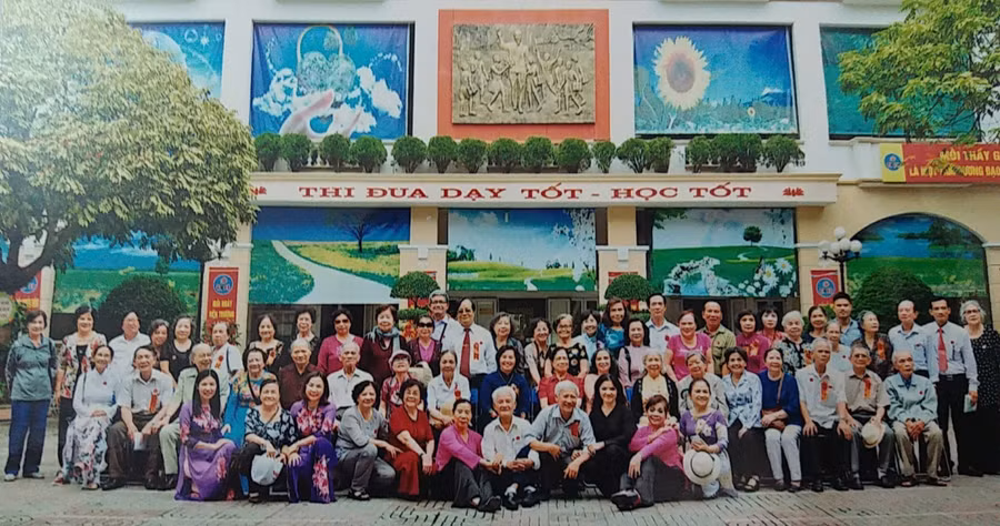 Cựu học sinh miền Nam về thăm điểm trường năm xưa (nay là Trường Tiểu học Đinh Tiên Hoàng). Ảnh: NVCC