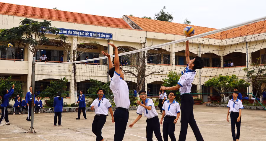 Học sinh Trường THPT Võ Văn Kiệt (Cà Mau) tham gia hoạt động thể dục thể thao giờ giải lao. Ảnh: QM