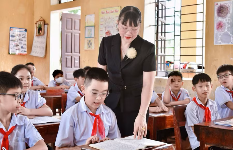 Cô trò Trường Tiểu học Thị trấn Hạ Hòa (Hạ Hòa, Phú Thọ) trong giờ học. Ảnh: NTCC