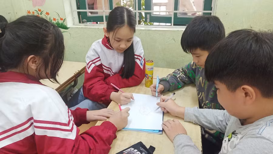 Học sinh Trường Tiểu học Bắc Lệnh (Lào Cai) vẽ sơ đồ tư duy về phương pháp tự học. Ảnh: NTCC