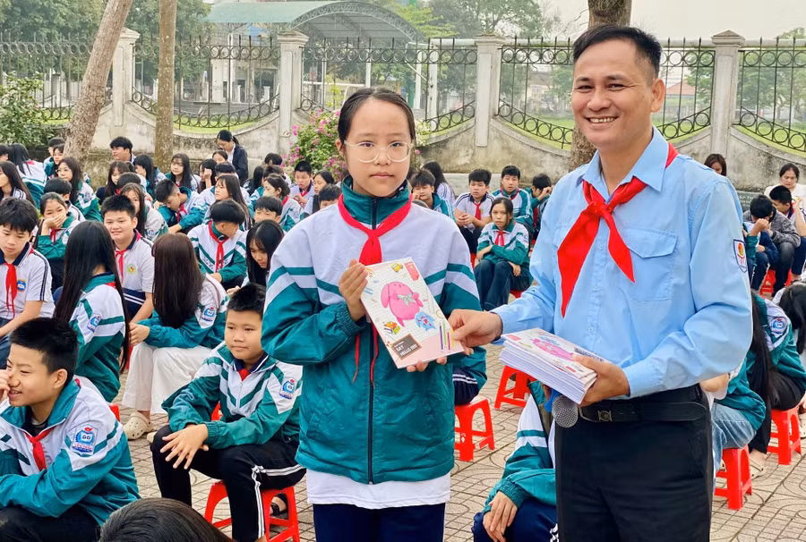 Học sinh Trường THCS Yên Trấn (xã Đức Thọ) trả lời câu hỏi Tìm hiểu về cuộc đời thân thế Tổng Bí thư Hà Huy Tập trong giờ ngoại khóa.
