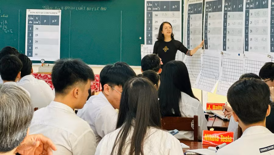 Cô Phạm Nguyễn Trang Ngân và học trò Trường THPT A Lưới trong giờ học môn Vật lí. Ảnh: NVCC