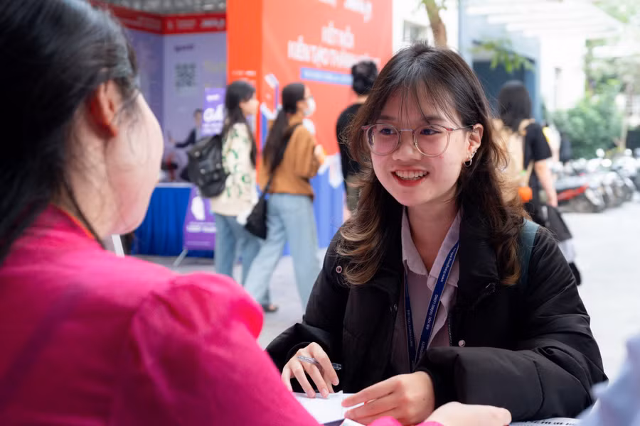 Học sinh tìm hiểu về ngành báo chí, truyền thông tại Ngày hội tư vấn, tuyển sinh hướng nghiệp năm 2025. Ảnh: TL