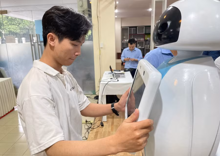 Robot lễ tân do PGS.TS Đặng Xuân Ba và cộng sự nghiên cứu được vận hành bên lề một hội thảo để lấy ý kiến góp ý từ các chuyên gia. Ảnh: Hà An