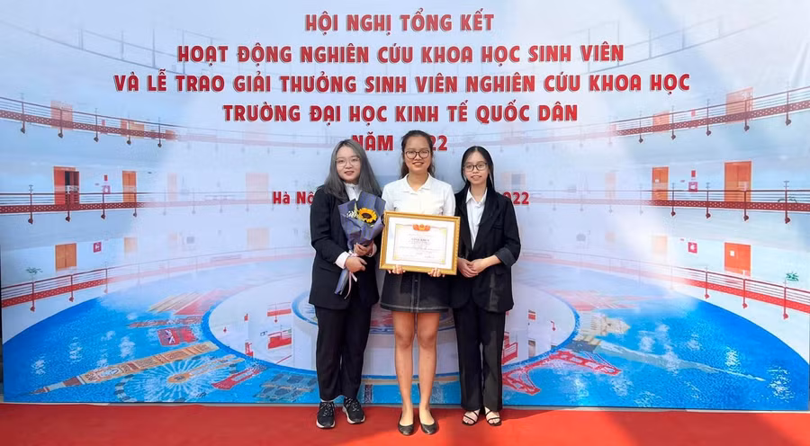 nhung-nu-thu-khoa-tot-nghiep-dai-hoc-voi-diem-tuyet-doi-1-5447.jpg