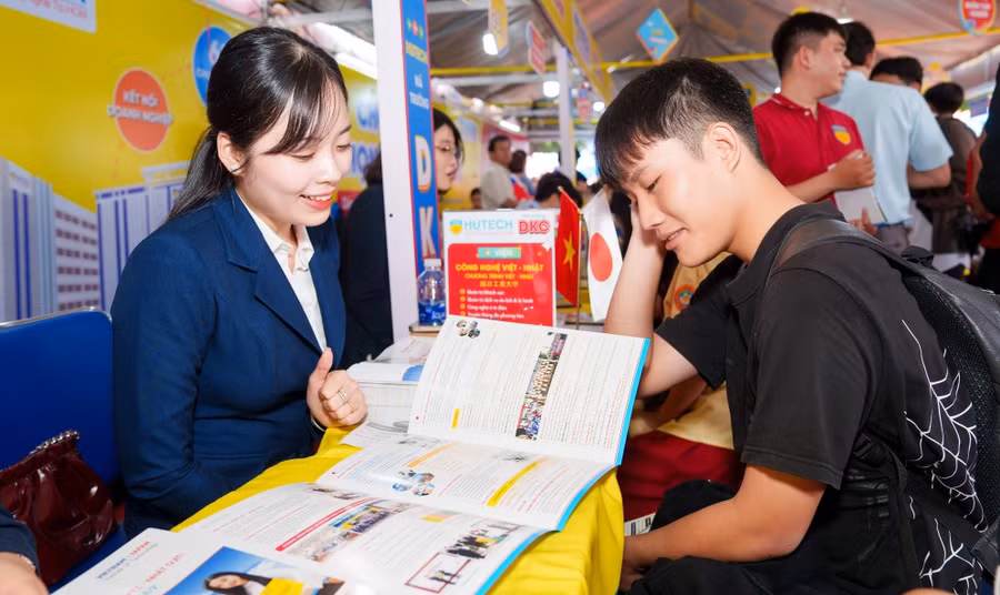 Học sinh tìm hiểu thông tin tuyển sinh của Trường Đại học Công nghệ TPHCM. Ảnh: HUTECH