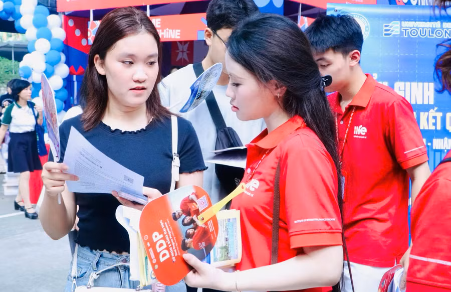 Học sinh tham dự Ngày hội lựa chọn nguyện vọng năm 2025. Ảnh: INT
