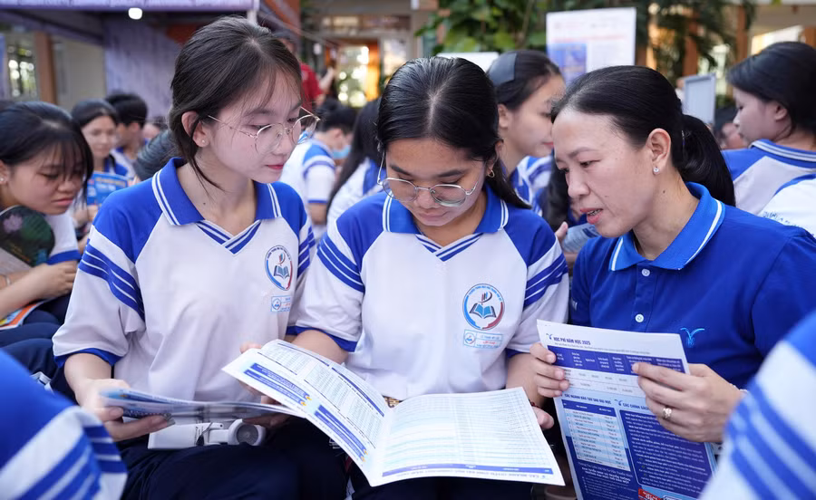 Học sinh tìm hiểu ngành tuyển sinh năm 2026. Ảnh minh họa: TDMU