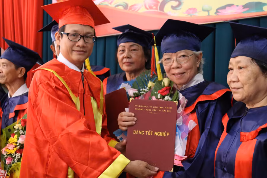 Học viên Nguyễn Thị Oanh (69 tuổi) trong ngày tốt nghiệp lấy bằng Y sỹ Y học cổ truyền. Ảnh: Q.H