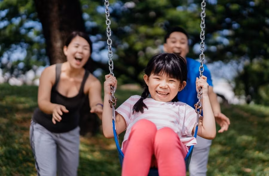 Mỗi trẻ đều có quyền vui chơi, nhưng quyền ấy cần đi kèm với sự đảm bảo an toàn cho chính các em và những người xung quanh. Ảnh: HoneyKidsAsia. 