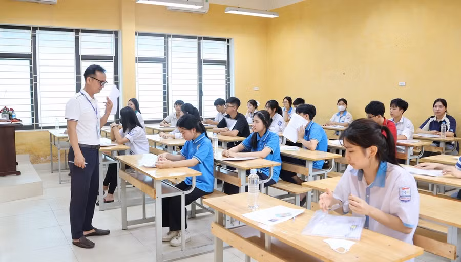 Thí sinh tham dự kỳ thi tuyển sinh vào lớp 10 THPT tại điểm thi THPT Quế Võ 1. Ảnh: TL