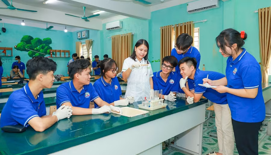 Cô và trò Trường THPT Kim Ngọc (Phú Thọ) trong giờ thực hành môn Hóa học. Ảnh: Đình Tuệ
