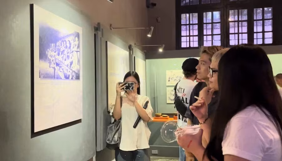 Sinh viên K43 ngành Văn hóa phát triển, Khoa Tuyên truyền, Học viện Báo chí và Tuyên truyền tác nghiệp. Ảnh: NVCC
