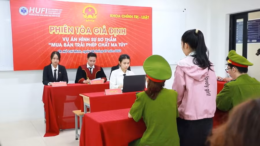 Sinh viên ngành Luật - Trường Đại học Công Thương TPHCM thực hành phiên tòa giả định. Ảnh: HUIT