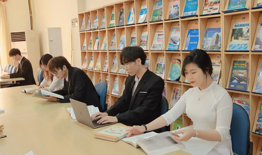 Sinh viên Trường Đại học Thủy Lợi. Ảnh: NTCC
