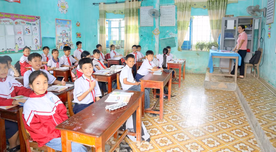 Cô trò điểm trường Xuân Hòa. Ảnh: Đ. Đức