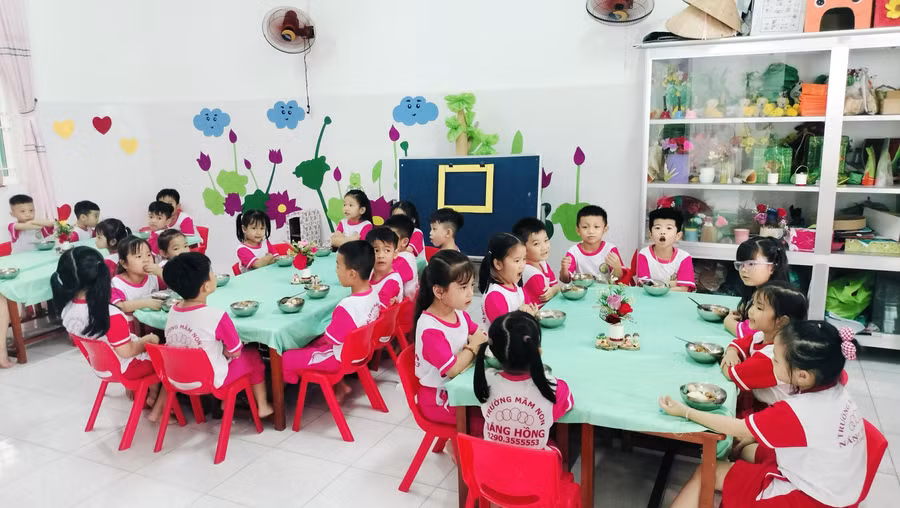 Các trường chú trọng bảo đảm dinh dưỡng, an toàn thực phẩm cho học sinh trong mùa nắng nóng. Ảnh: TG