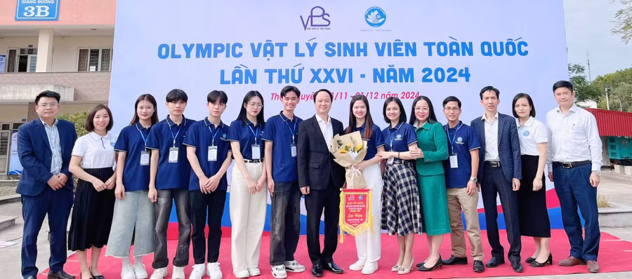 PGS.TS Triệu Hùng Trường (thứ 8 từ phải sang) - Phó Hiệu trưởng Trường Đại học Mỏ - Địa chất cùng sinh viên. Ảnh: NT