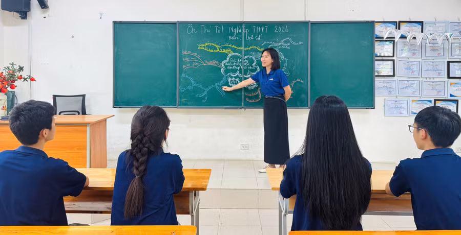Cô Nguyễn Thị Nhài - giáo viên Trường Tiểu học, THCS và THPT Hồng Đức (Hưng Yên) trong giờ Lịch sử. Ảnh: NTCC