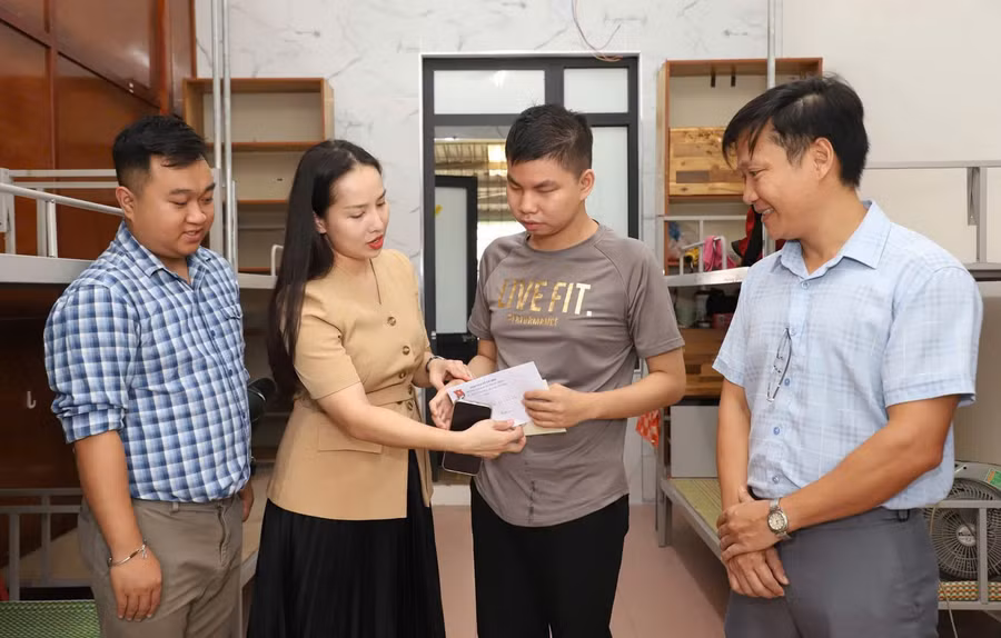 nam-sinh-viet-tuong-lai-bang-anh-sang-tri-thuc-1.jpg