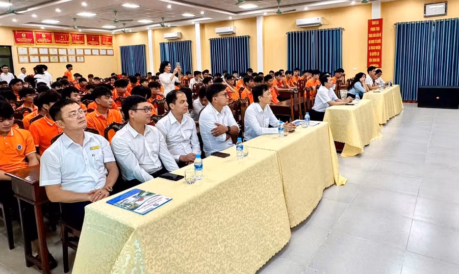 doanh-nghiep-dat-hang-sinh-vien-truong-nghe-2.jpg
