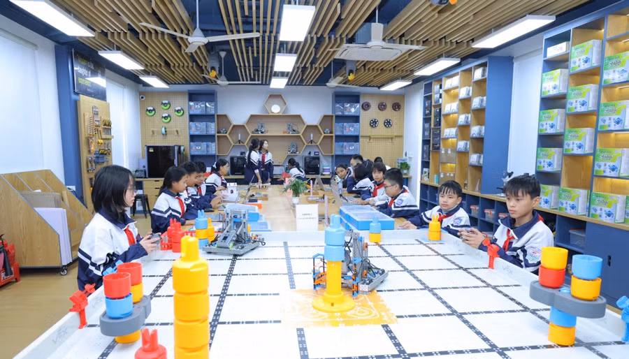Học sinh tham gia hoạt động trải nghiệm STEM với mô hình robot tại Phòng STEM Trường THCS Hiệp Cường 1 (xã Việt Cường, Hưng Yên).