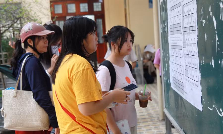 Kỳ thi thử vào lớp 10 Trường THPT chuyên Đại học Sư phạm Hà Nội thu hút sự quan tâm của đông đảo phụ huynh, học sinh. Ảnh: TG