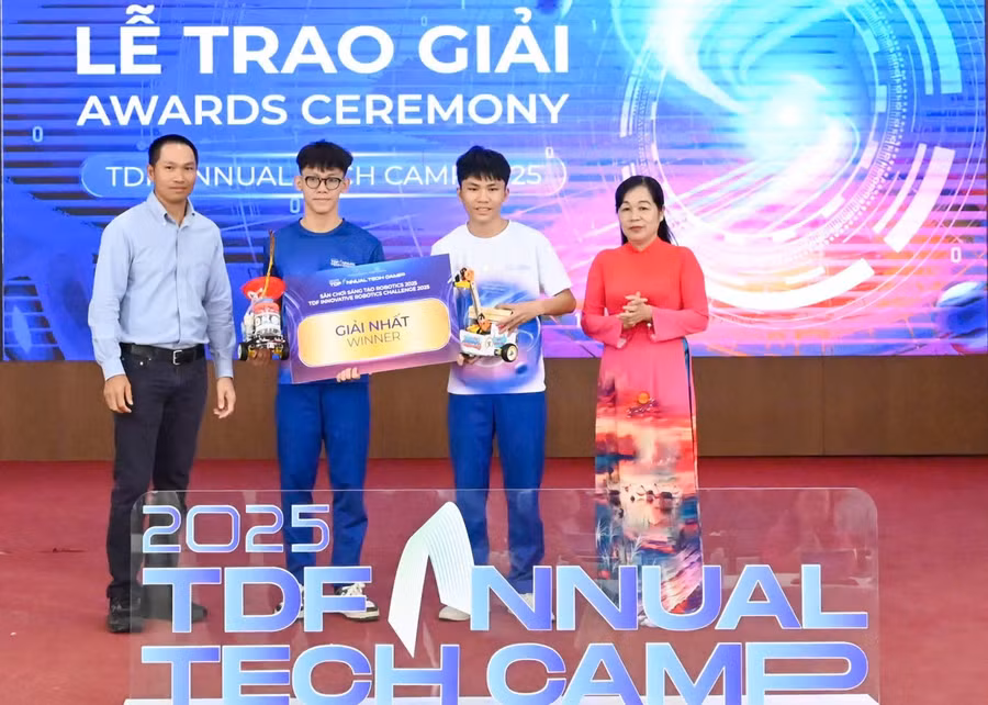 tu-dam-me-robot-den-giai-nhat-san-choi-cong-nghe-2.jpg